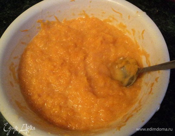 Добавить манку и быстро перемешать.