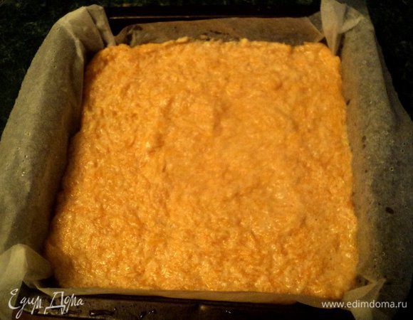 Форму для выпечки (у меня размером 20х20 см) застелить бумагой для выпечки, вылить тесто. Выпекать при температуре 180 градусов 40.