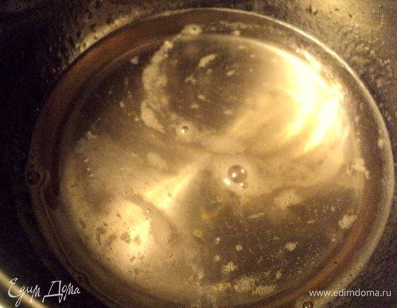 Пока печется манник сварим сироп. В 1 стакан сахара добавить воду и лимонный сок, довести до кипения и варить три минуты.