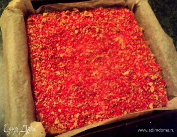 Готовый манник, не вынимая из формы,  залить сиропом. Когда сироп впитается, посыпать манник смесью кокосовой стружки и измельченных грецких орехов.