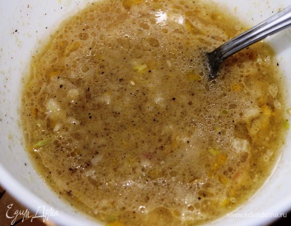 Подготовить маринад: чеснок выдавить через чеснокодавилку, отжать сок лимона и натереть цедру, добавить масло растительное (рафинированное), посолить, поперчить и добавить немного сахара (для карамелизации). Все перемешать