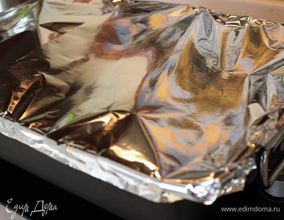 Затем залить вином, накрыть плотно фольгой и поставить в разогретый духовой шкаф – температура 180 градусов – минимум на 2 часа.