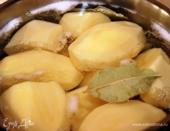 Пока запекается мясо можно приготовить гарнир – пюре с пикантным вкусом. Для этого нужно очистить картофель и отварить его, добавив соль и лавровый лист.