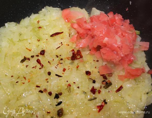 Перец и маринованный имбирь нарезать и добавить к луку, немного поджарить.