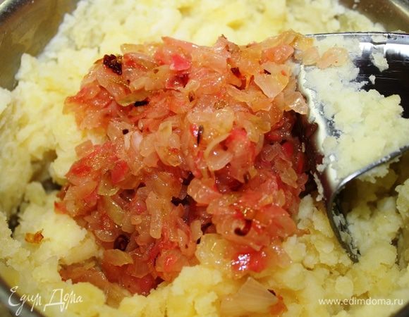 Слить воду из кастрюли с картофелем, размять его с добавлением горячих сливок. Добавить поджаренный лук и имбирь, перемешать и добавить нарезанный зеленый лук. Гарнир готов!