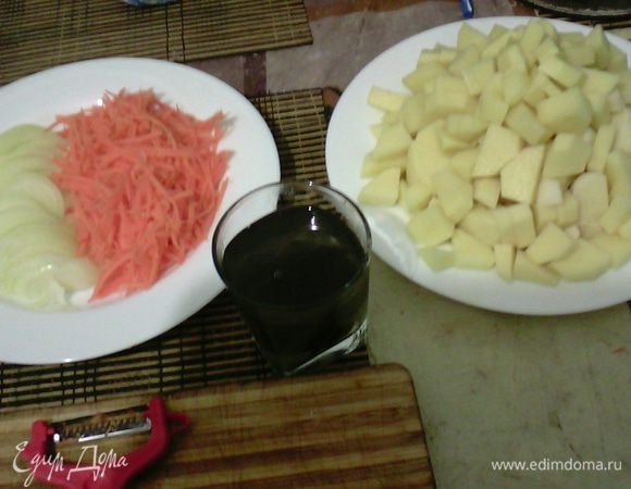 Картофель нарезать на кубики, лук — полукольцами, морковь натереть на терке для корейской моркови, чернослив замочить в теплой воде на минут 5.