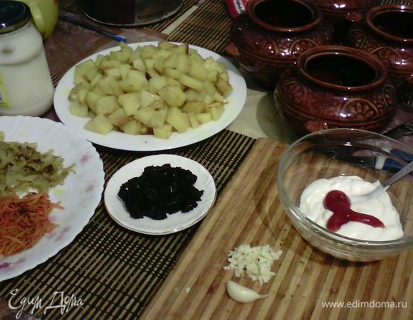 Все овощи обжарить слегка на сливочном масле по отдельности, посыпая шалфеем, хмели-сунели и куркумой. Чернослив нарезать соломкой, куриное филе — кубиками. Взять три зубчика чеснока мелко нарезать, добавить майонез и кетчуп, перемешать до однородности, добавить щепотку кориандра.