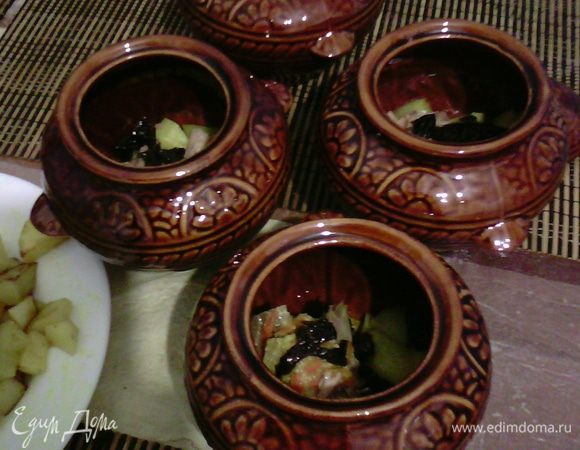 На дно кладем сначала картофель, затем — мясо, чернослив, майонез с чесноком и кетчупом, лук, морковь и снова картофель.