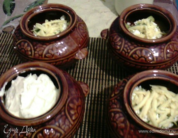 Посыпать тертым сыром, сверху выложить сметану.