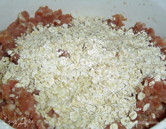 Начинаем с приготовления тефтелей, для этого фарш смешиваем с измельченным с помощью блендера луком, мелко нарезанным чесноком, солью, овсяными хлопьями и вымешиваем руками до однородного состояния, оставляем на 20 минут.