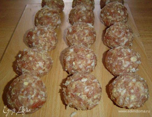 После этого формуем из фарша небольшие шарики,