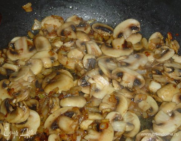 После приготовления тефтелей мы очищаем луковицу, нарезаем небольшими кусочками и обжариваем на растительном масле до золотистого цвета, затем добавляем нарезанные на пластинки шампиньоны и обжариваем вместе с луком до мягкости.