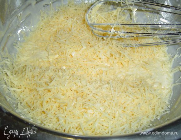 Пришло время для приготовления заливки. Яйца слегка взбиваем, добавляем сметану, сыр, натертый на мелкой терке, измельченную зелень, соль и хорошенько перемешиваем. 