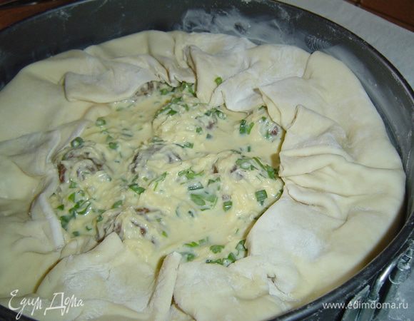 Эту заливку выливаем поверх тефтелей и равномерно распределяем по всей поверхности, затем прикрываем свисающими краями и формируем бортики.