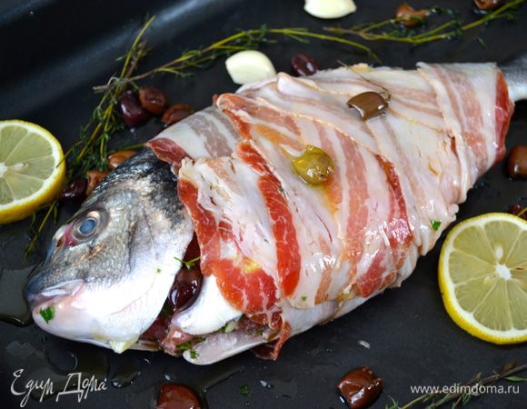 Выпекать в разогретой духовке 25-30 минут. Через 10-15 минут после начала запекания перевернуть рыбу.