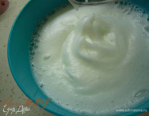 Коржи:
Корж можно выпекать в большом противне, после выпечки разрезав его на  три прямоугольника. Или же выпекать если у вас есть две одинаковые формы или же форма с разделителем, можно выпекать в два подхода. Сначала два коржа, затем еще одни. Должно получится 3 коржа
Подготовить противень, застелить пергаментной бумагой.
Белки со щепоткой соли взбить в пену.
