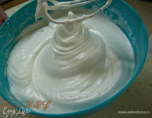 Добавить сахар взбивать до устойчивых пиков.
