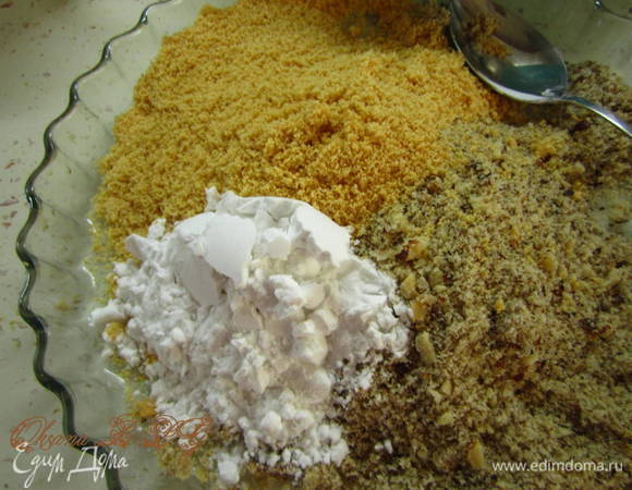 Орехи измельчить. Смешать с крахмалом. 