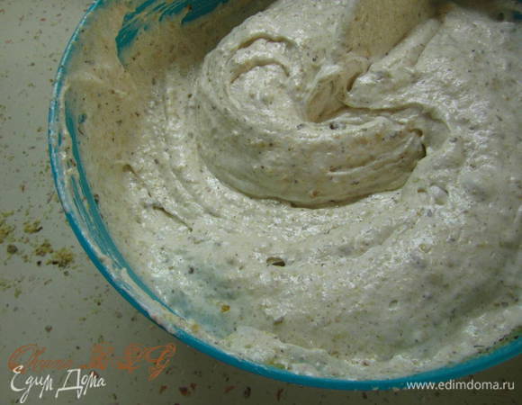 Ввести в взбитые белки.
