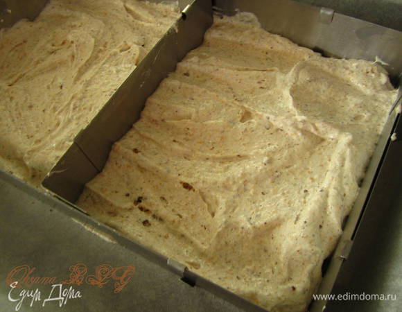Тесто выложить на противень.
Выпекать 35-40 минут при температуре 150-165 градусов.
