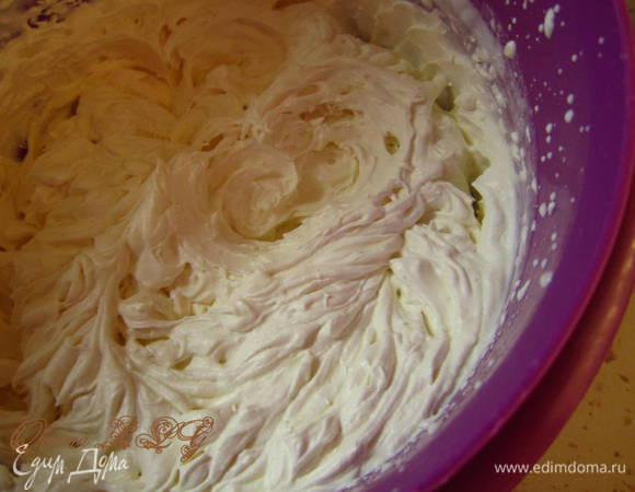 Крем капучино. Приготовить кофе. Сливки взбить с сахарной пудрой, ввести кофе и коньяк, еще раз взбить.
