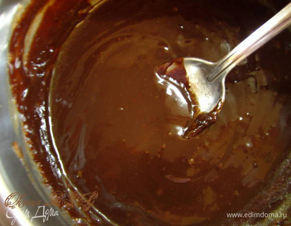 Шоколадный крем. Сливки довести до кипения, добавить шоколад. Растопить шоколад, затем добавить масло. Перемешать масу до однородной консистенции. Охладить крем до комнатной температуры. Часть шоколадного крема оставить для украшения.
