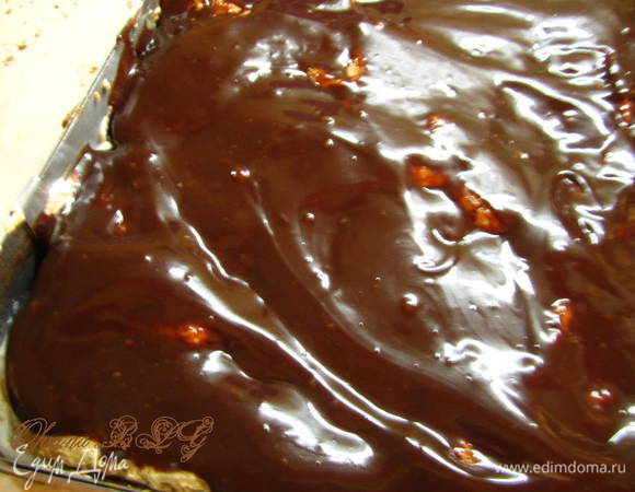 Сборка торта. На корж нанести шоколадный крем, затем крем капучино, накрыть коржом. 