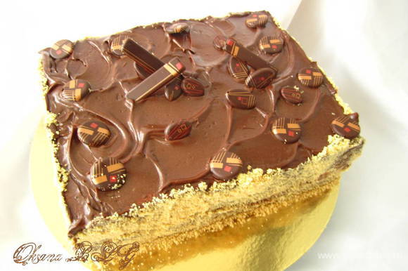 Торт украсить шоколадным кремом и орехами. Поставить на 2-3 часа в холодильник.