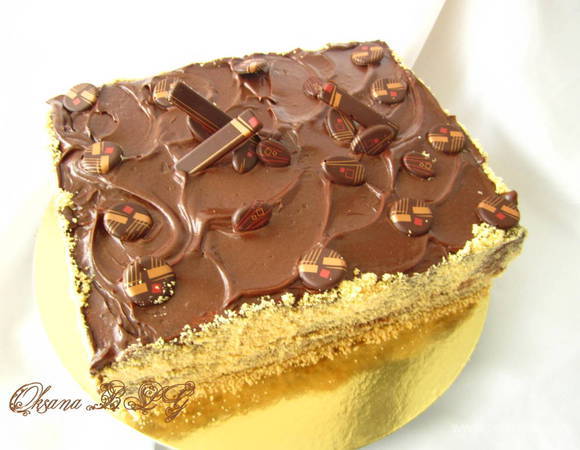 Торт украсить шоколадным кремом и орехами. Поставить на 2-3 часа в холодильник.
