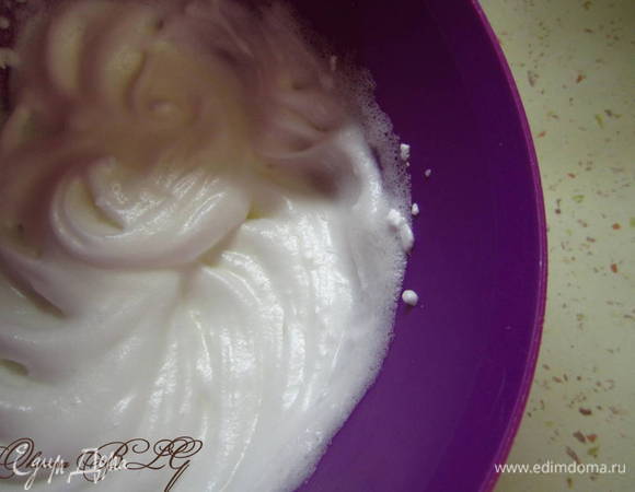 Оставшиеся белки взбить в устойчивую пену.
