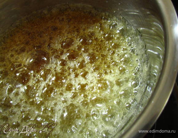 Сахар и воду поставить на огонь, варить сироп доведя температуру до 115 градусов. Очень важно измерять температуру кухонным термометром, если сироп будет не доварен печенье не получится.
