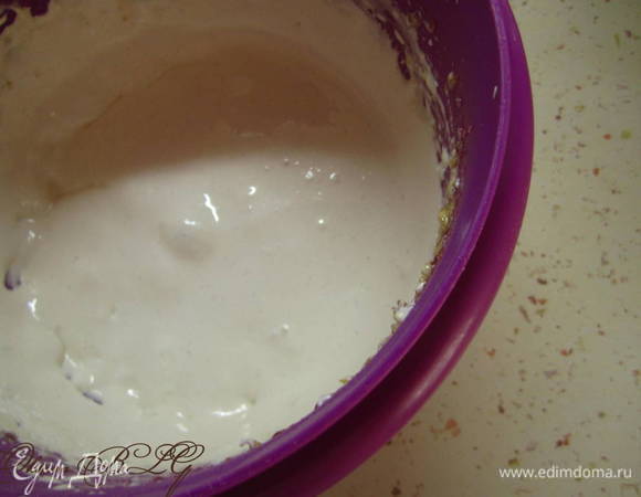 Сироп ввести в белки, взбить.Кофе растворить в воде 1 ч.л. Добавить к белкам. Должна получится мягкая меренга.
