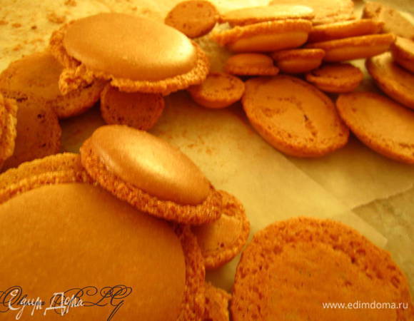Духовку разогреть до 165 градусов. 
Выпекать макаронс 12 минут, При этом на 5й и 10й минуте резко открыть и закрыть духовку, что бы вышел пар.
После выпечки достать, дать постоять 2 минуты, снять печенье с противня.
