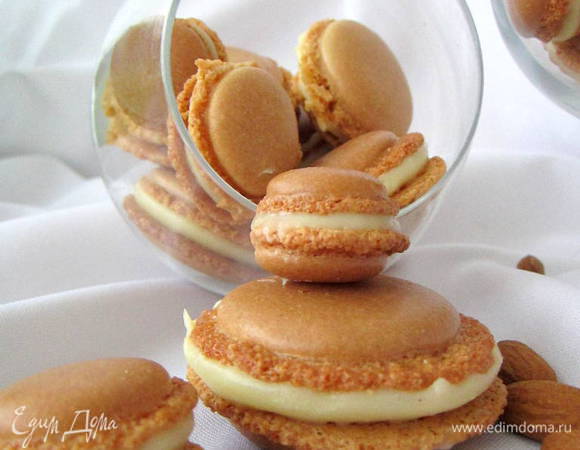 Для крема сливки подогреть, добавить шоколад. Хорошо перемешать. Охладить.
Получившимся кремом скрепить по две половинки печенья. Поставить на ночь в холодильник.
