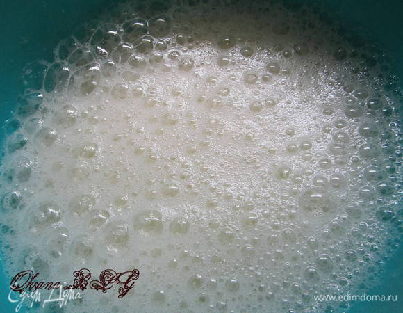 Белки взбить с сахаром в устойчивую пену. Продолжая взбивать ввести желтки, орехи, тертый шоколад и муку.
