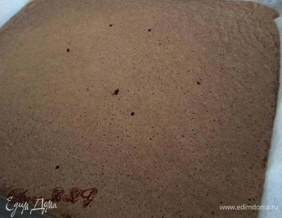 Тесто вылить на противень застеленный пергаментной бумагой.
Выпекать при температуре 170-180 градусов, 15-20 минут. 