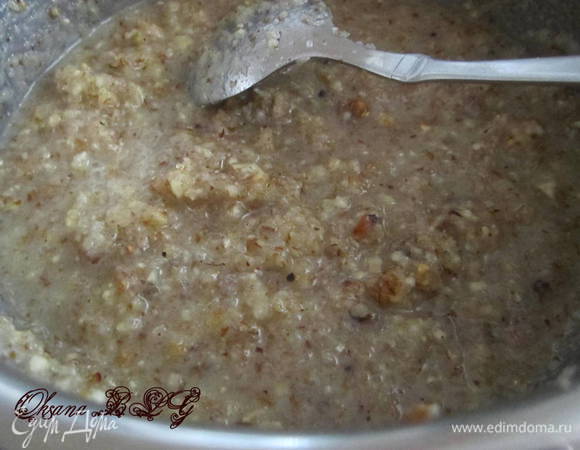 После выпечки свернуть рулетом, оставить остывать.
Крем:
Орехи перетереть с сахаром, молоком и ванилином. До состояния густой сметаны. Поставить на огонь, подогреть чтобы растаял сахар. Не доводить до кипения. Снять с огня, охладить.
