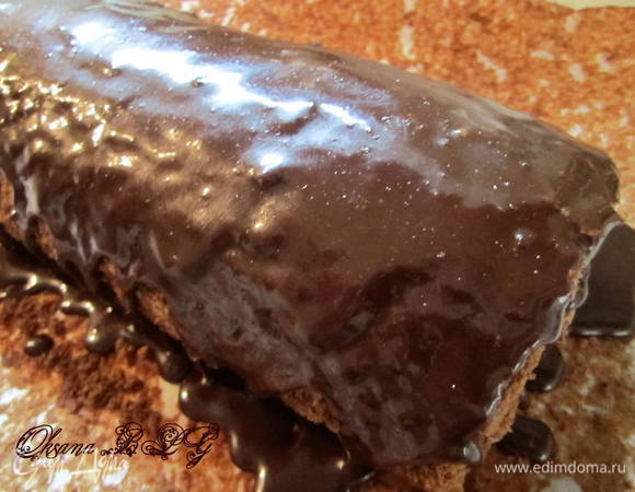 Помадка. Сахар с водой сварить в сироп, до состояния когда капля сиропа будет застывать в воде. Добавить шоколад, лимонный сок. Перемешивать пока маса не станет более густой.

Крем нанести на бисквит, скрутить рулетом. 
Полить помадкой, притрусить пудрой.
