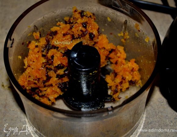 Разогреть духовку до 200°С. Порубить в фудпроцессоре  абрикос и вишню. Или вручную порезать  1/4 cтак. сушеных абрикосов без косточки на мелкие кусочки.