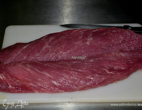 Разрезать свинину так, чтоб середина легла как книга или в форме бабочки.