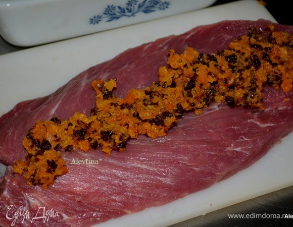 Выложить начинку фруктово-ягодную.