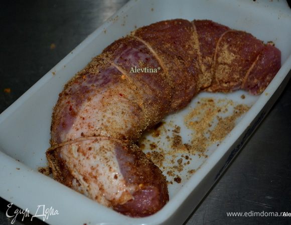 Смешаем остальных 5 сухих ингредиентов, красный перец хлопьями 1/8 ч.л. Скрутить свинину специальной кулинарной нитью  для выпекания. Обвалять в этой смеси и выложить в жаропрочное блюдо. Смазать растительным маслом.
Поставить в духовку на  45 мин. примерно.