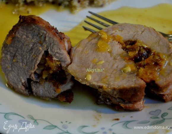 Приготовим апельсиновый соус.
Смешаем апельсиновый сок, коричневый сахар, абрикосовый джем ,горчицу и соль. Поставим на огонь, доведем до кипения и кипятим, помешивая, 3 мин. Снять с огня.
Смешаем крахмал с водой и добавим в соус. Перемешаем.
Подаем свинину с апельсиновым соусом. Приятного аппетита.