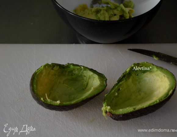 Авокадо зрелый разрезать наполовину, убрать ядро. Снять чуть мякоти и выложить в емкость. Размять авокадо. Добавить к нему раздавленный чеснок, соль и перец по вкусу, бекон обжаренный и поломанный на кусочки.
