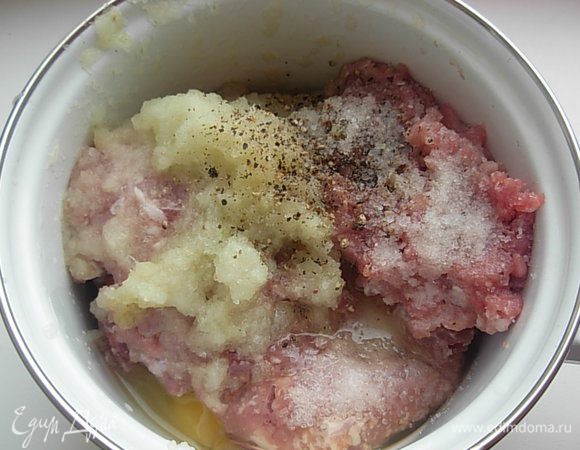 Готовим фарш , я только достала из морозилки и разморозила.
Добавляем яйцо, соль, перец, тертый на мелкой терке (или на блендере) лук.
Перемешиваем. 