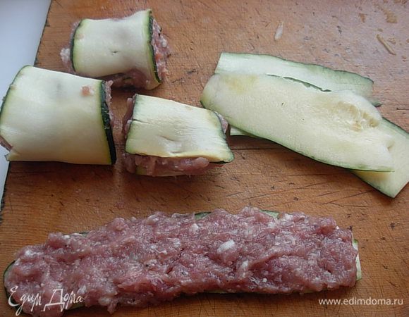 Режем кабачок длинными тонкими полосками (у меня получились полоски размером 5 см. на 15 см. ).
На полоску кабачка, выкладываем фарш, сворачиваем рулетом.