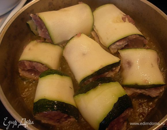 На сковороду наливаем масло и обжариваем рулетики с двух сторон до золотистой корочки.