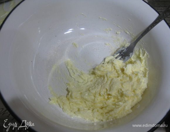 Размягченное сливочное масло растереть с сахаром