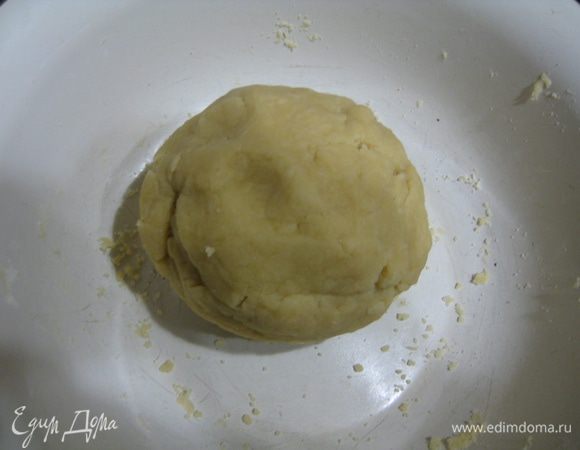 Добавить муку, замесить тесто. Я еще добавила 3 ст.л. холодной воды.