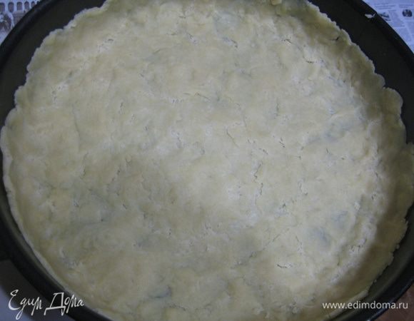Смазанную маслом форму для выпечки (26 см) выстлать тестом, сделать бортики. Отправить в холодильник на 30 мин.